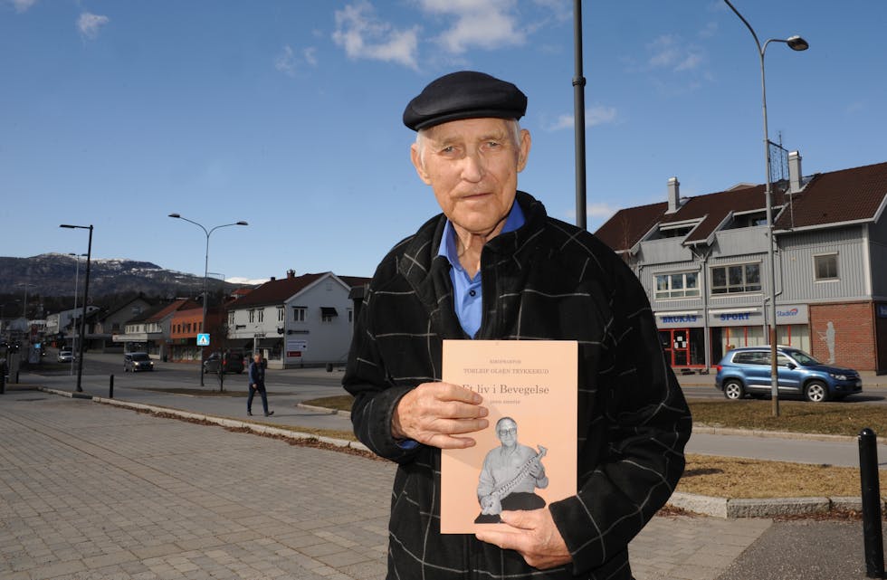 BOKAKTUELL: Torleif Olsen Trykkerud har skrive bok om livet og kiropraktikk, eit fag han har jobba med i 46 år i Skien. I nokre år på 1990-talet hadde han også kontor i Bø.