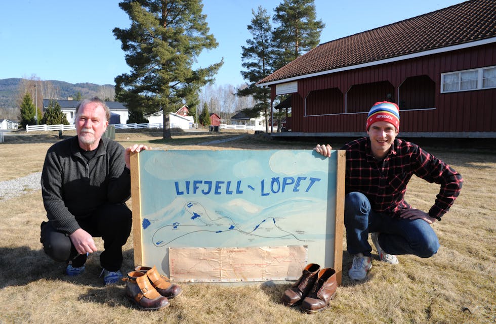 LIFJELL-LØPET: Olav Finstad og Gunnar Brekke Amundsen med skiltet som blei brukt under turrennet Lifjell-løpet på 1960-talet. Skiltet, som museet har lånt av Arve Egenæs, blir å sjå på årets sommarutstilling på Bø museum. 