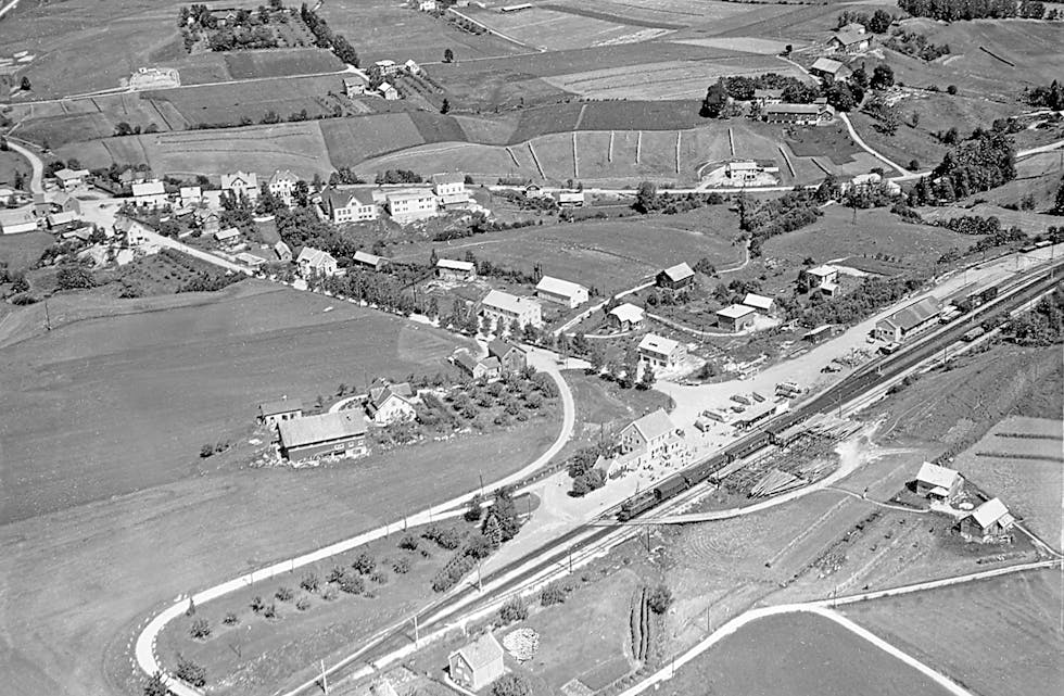 På bildet, tatt på 1950-talet, ser ein korleis jordbruket fortsatt prega sentrum av Bø.