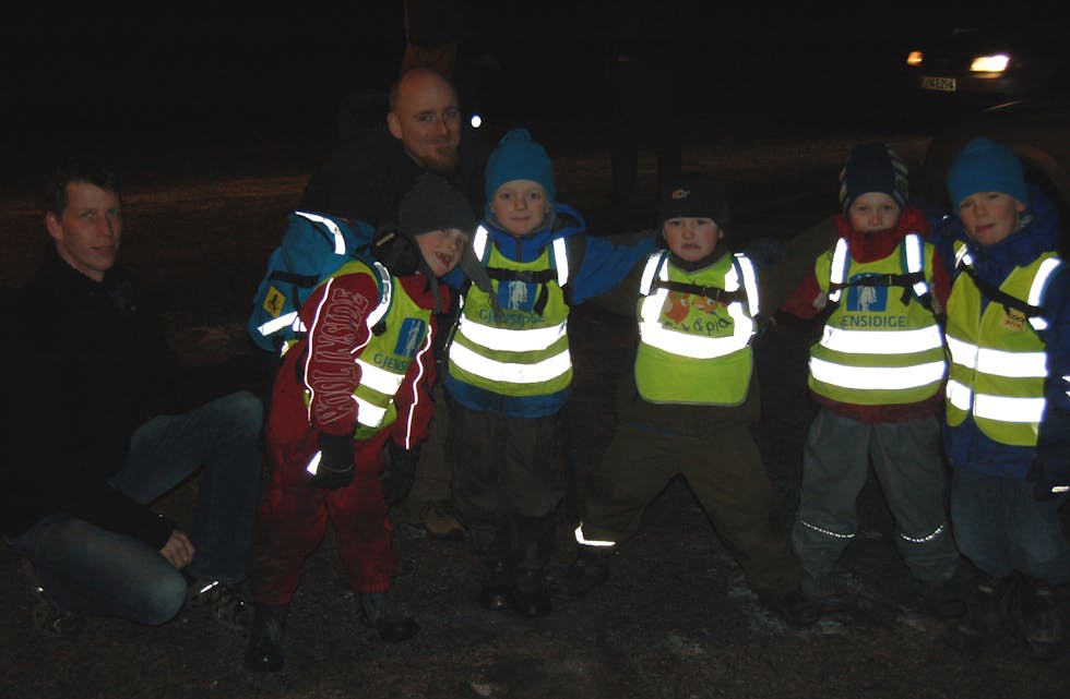 GÅBUSS: Gåbussen lærer barna å vere trygge i trafikken. Her er  Thor Arne Kristiansen (t.v.) og Dag Einar Hvitsand saman med ein gåbuss i 2009.