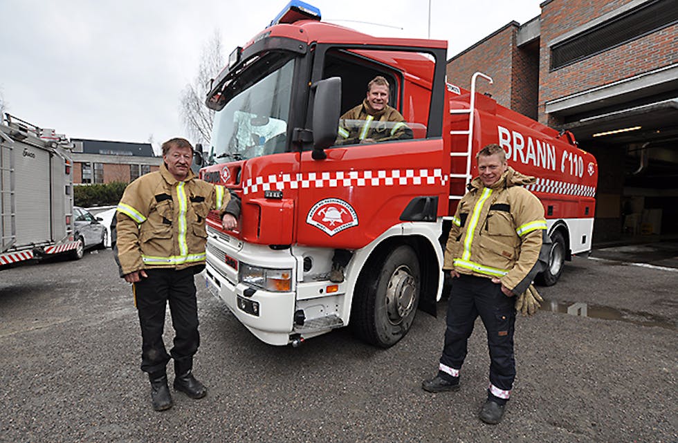 Klar til bruk. Den nye brannbilen vart gjort klar til bruk sist fredag. Frå venstre Bjørn Moen, brannsjef Svein Ove Kåsa og Roar Smukkestad, konstituert leiar for beredskap. brannbil