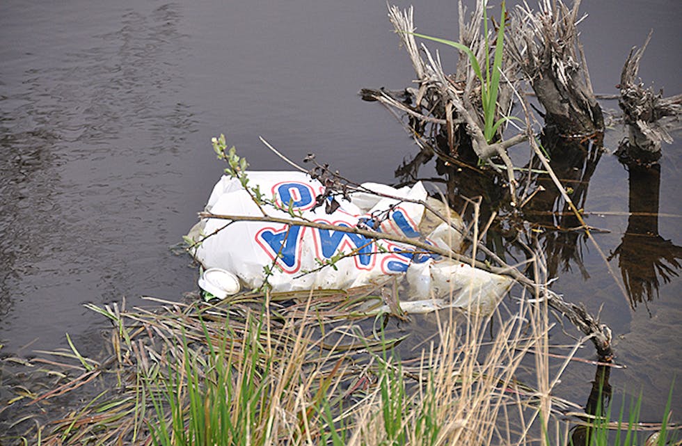 Søppel plast plastpose Evjudalen vatn