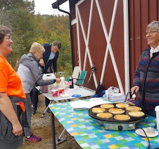 ÅRETS BØMARSJ: Det er tid for Bømarsjen, denne gongen med utgangspunkt i Østli. Bildet er frå marsjen i 2017, med Bergit Li bak disken og Trude Lindgren framom.
