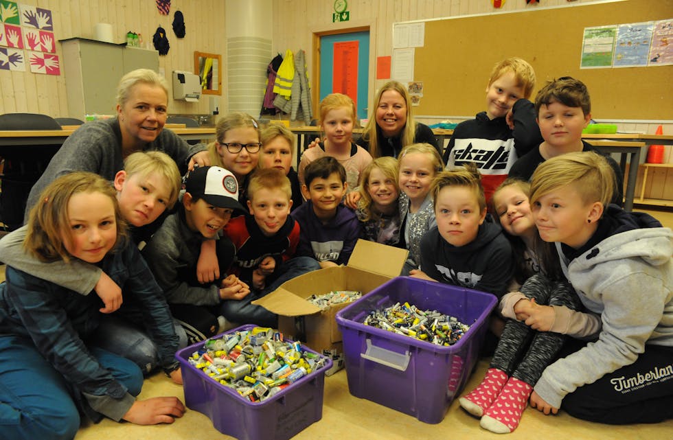 BATTERIJEGERAR: Fjerde klasse ved Folkestad skule deltar også i år i skulekonkurransen batterijakta. Her er batterijegerane frå Folkestad skule i 2018.