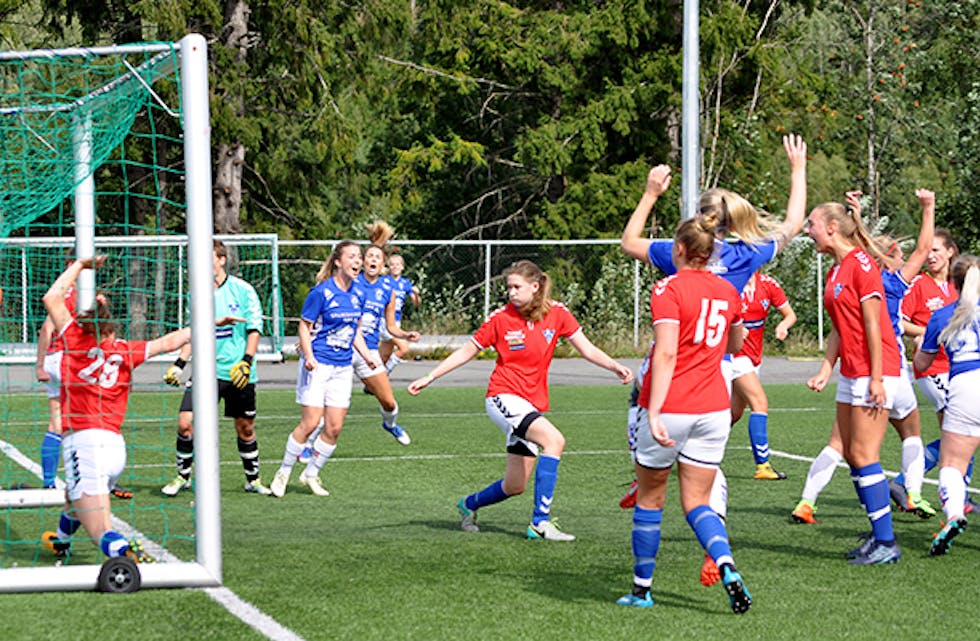 180823 Damelaget fotball - jubel kamp mot Åssiden 19. aug 2018  foto Glenn Isaksen