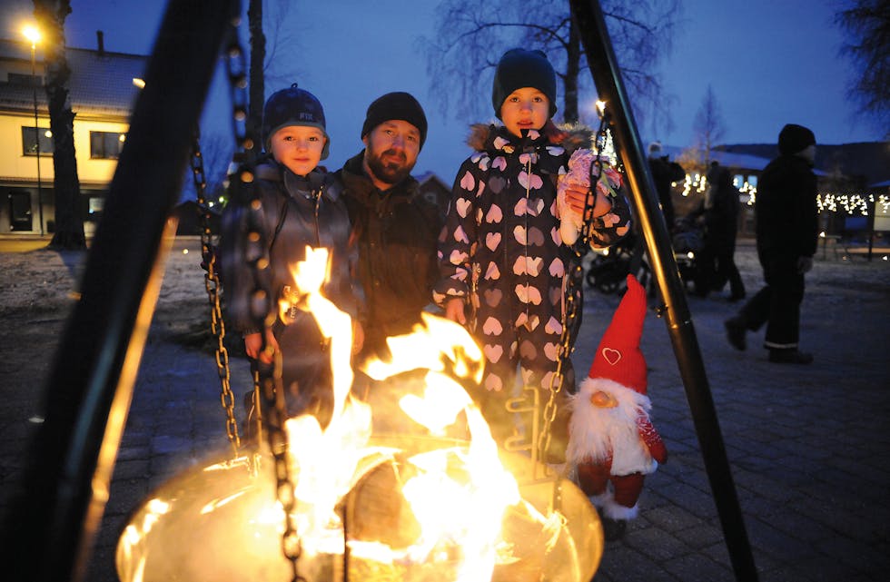 SUPER: Julemarknaden på Gvarv er heilt super, meiner Trygg Emrik (5), pappa Bjørn André Svela og Elida (7).