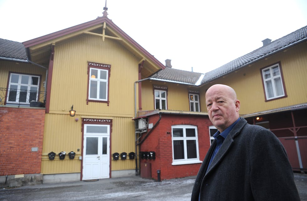 TI BØKER: Da Vidar Sundstøl gjekk på forfattarstudiet i Bø i 1987, budde han i Meierigården i Bøgata. Etter den tid har han gjeve ut ti bøker, med «Oseberg» som den foreløpig siste.