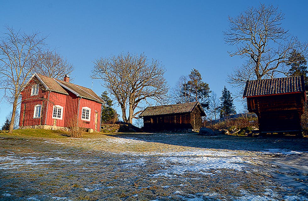 GAMAL HUSMANNSPLASS: Rundt tunet på den gamle husmannsplassen Åsen i Breisås står det fleire gamle bygg. Huset det handlar om her er den raude bygningen som blei bygd i 1844.