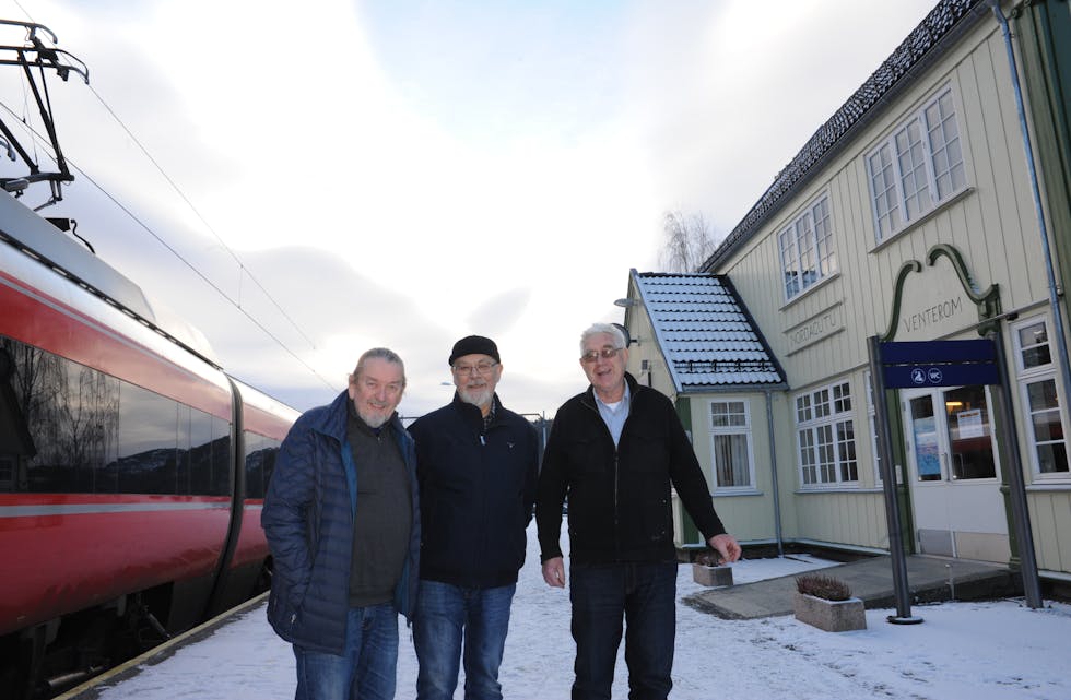 JUBILEUM: Helge Songe (f.v.), Torstein Fosstveit og Ole Thor Ripegutu er klare for jubileumstogtur med boklansering måndag 10. februar. Foto: Gro B. Røiland