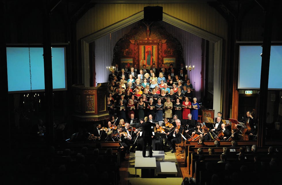 KULTUR: Illustrasjonsfoto frå eit av dei større kulturarrangementa dette året. Kor Grenselaust og Telemark symfoniorkester i Bø kyrkje i februar.