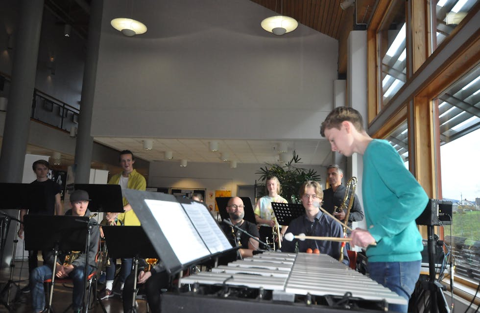 Sørnorsk ungdomsstorband konsert i Gullbring. Åsmund Skjeldal Waage xylofon