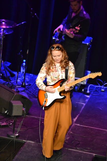 GITARKAPPLEIK: Camilla Moen (21) imponerte publikum på Notodden bluesklubb sin gitarkappleik. Foto: Privat