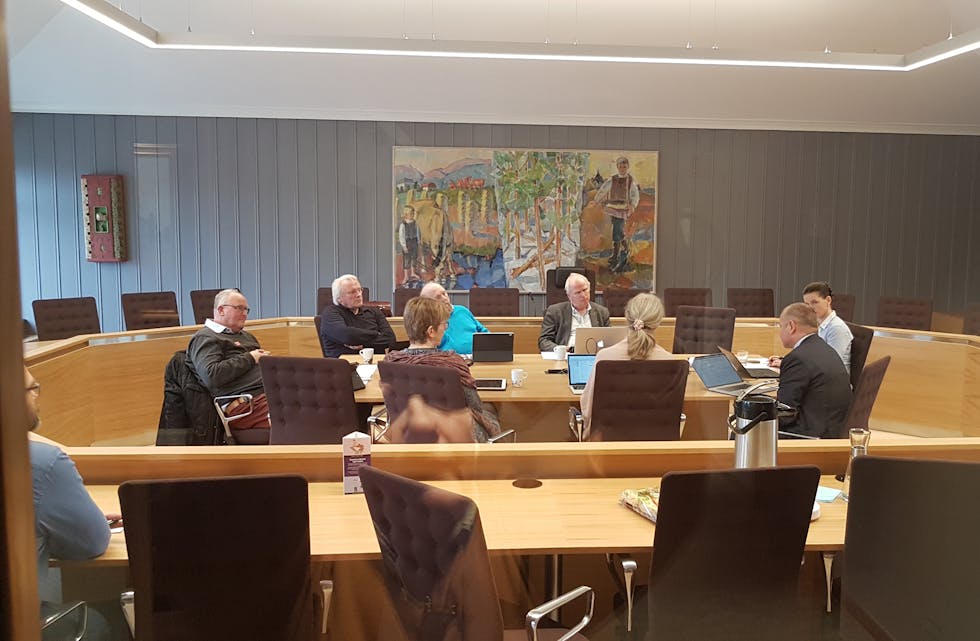 DISKUTERER BAK LUKKA DØR. Tysdag sit formannskapet i Midt-Telemark bak lukka dører og diskuterer saken mellom ordføraren og kommunedirektøren.