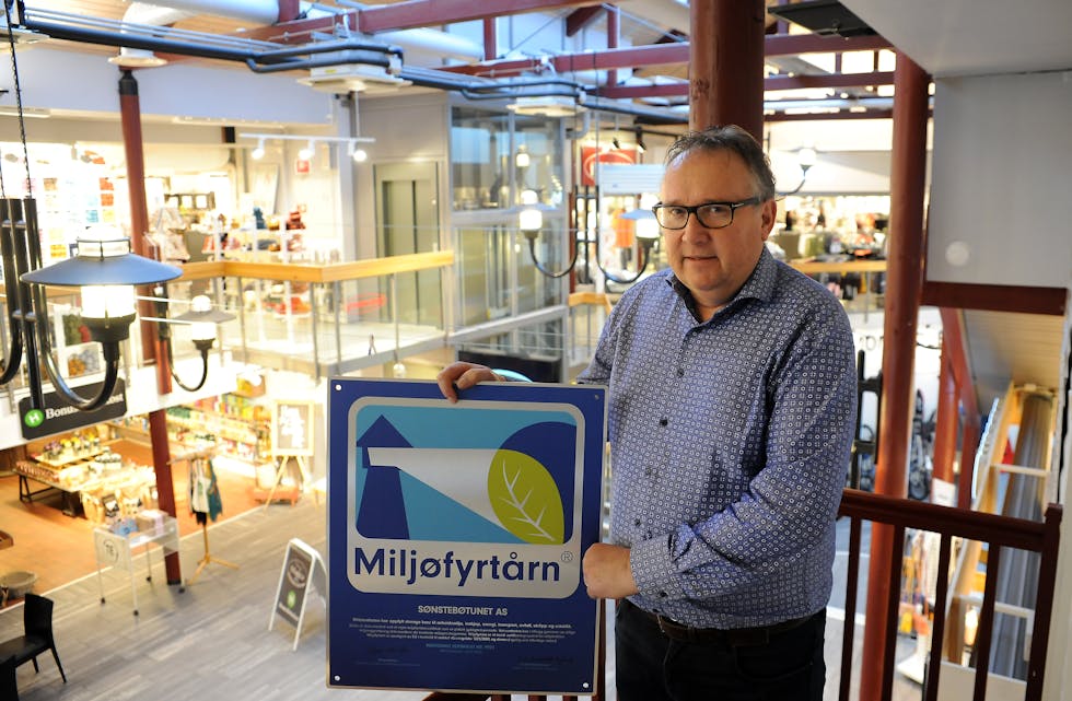 SERTIFISERT: Jan Helge Sønstebø med beviset på at fleire butikkar i Sønstebøtunet er blitt Miljøfyrtårn.