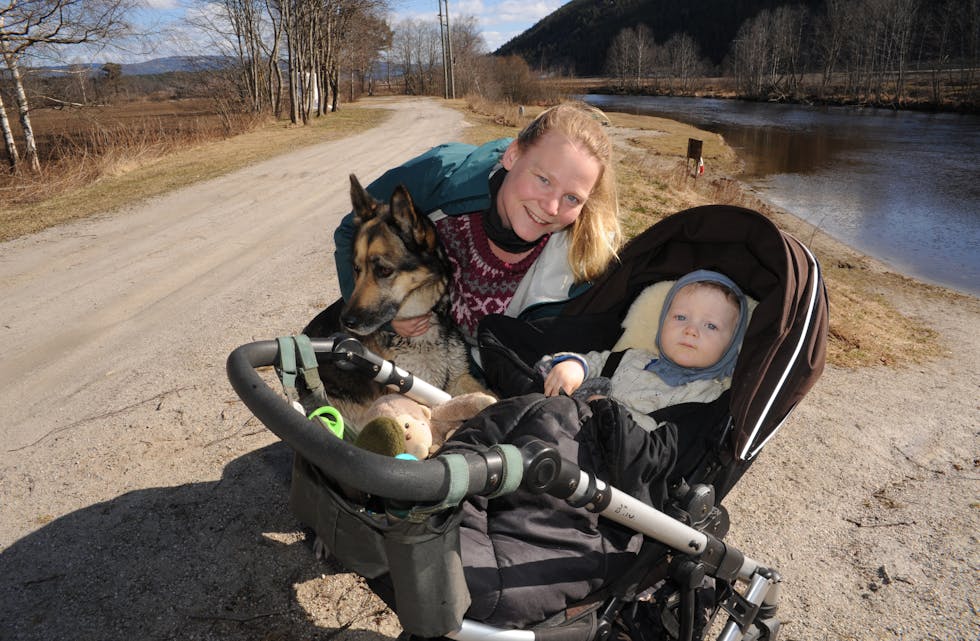 GULL VERDT: Kaja Toreg med Mikkel (snart 2 år) og hunden Shirley på badeplassen ved Hengebrua i Øvre Bø. – Dette er vår stillestad, her kosar me oss veldig. Spesielt nå er det gull verdt, seier Kaja Toreg.