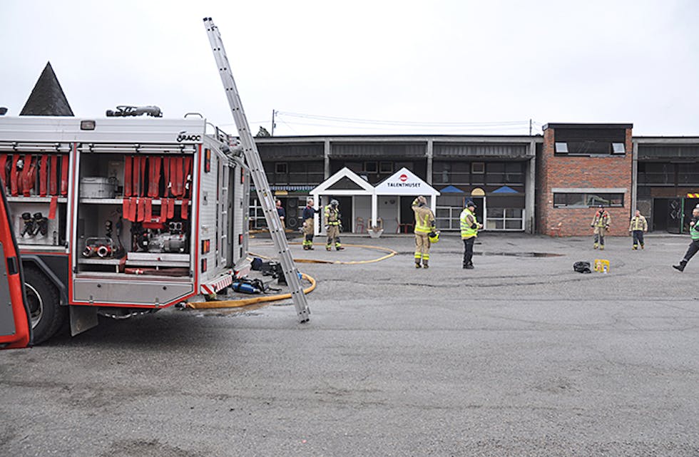 KORT VEG: Brannmannskapa hadde kort veg, brannstasjonen ligg på andre sida av parkeringsplassen.