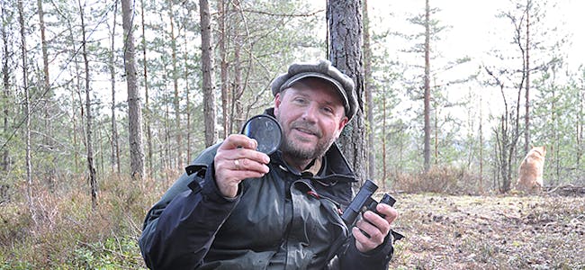 KIKKERT OG LUPE: Per Ingvar Haukeland anbefaler kikkert og lupe i sekken.