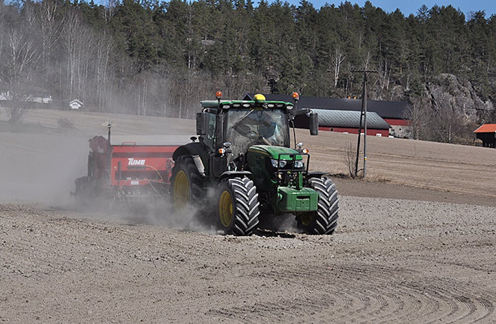 Traktor våronn landbrukLandbruk i Midt-Telemark.