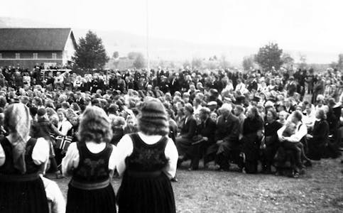 FOR 75 ÅR SIDAN: Bilde frå 17. mai-feiringa på Sandvin for 75 år sidan, da nordmenn for fyrste gong sidan 1939 kunne feire nasjonaldagen i eit fritt land.