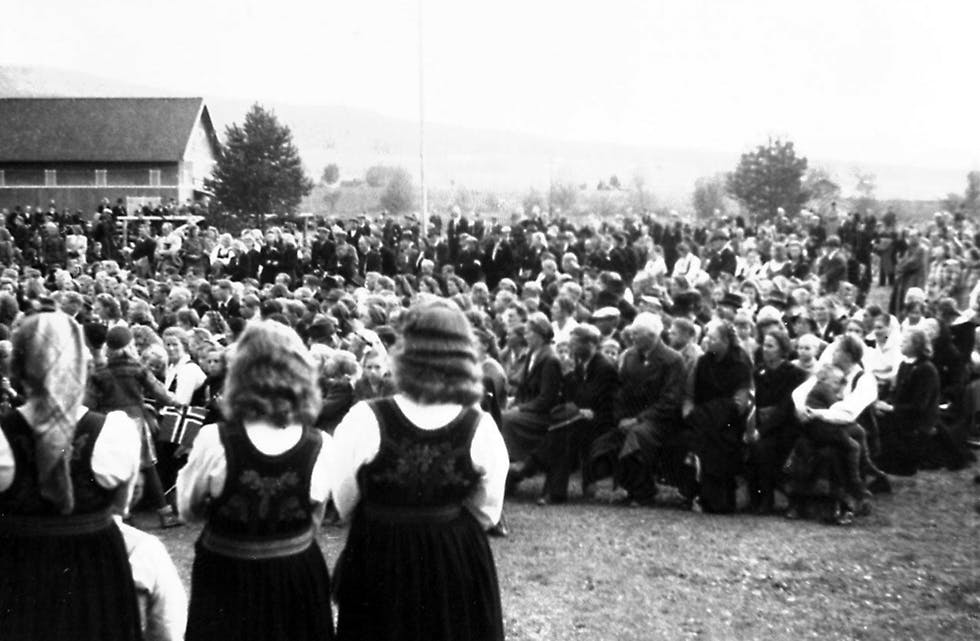 FOR 75 ÅR SIDAN: Bilde frå 17. mai-feiringa på Sandvin for 75 år sidan, da nordmenn for fyrste gong sidan 1939 kunne feire nasjonaldagen i eit fritt land.