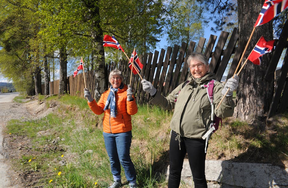 FLAGG OG FINTØY: Bergit Li og Kristin Ødegård Vestgarden i 17. mai-komiteen oppfordrar folk til å stille seg i vegkanten med flagg og fintøy når bilkortesjen rullar Midt-Telemark rundt på nasjonaldagen.