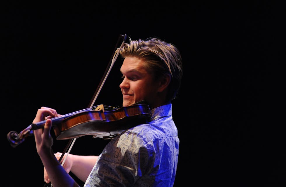 I KONKURRANSE: Fiolin er eit av fleire instrument bøheringen Audun Rørmark spelar. Nå deltar han i ein konkurranse med sjølvskriven låt der han også spelar fleire instrument og syng.  Arkivfoto: Gro B. Røiland
