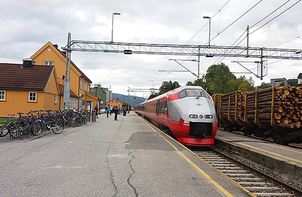 Bø stasjon tømmertog tog folk jernbanestasjon jarnbane