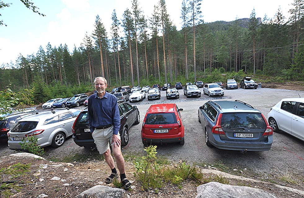 KNAPP PÅ UTFARTSDAGAR: Arne Hjeltnes trudde parkeringsplassen kunne bli knapp på store utfartsdagar. Den var nesten full på ein torsdag.
Arne W. Hjeltnes ny parkering ved Gygrestolen Bø turlag