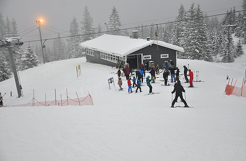 Torilstul Lifjell Slkisenter skiheis alpinbakke kafe varmestove