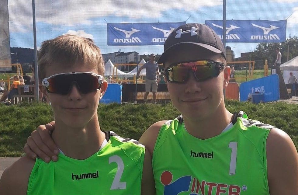 TIL KVARTFINALEN: Skarphedins Fredrik Vreim Robertson og Endre Tvinde spela seg til kvartfinalen i juior-NM i sandvolleyball.