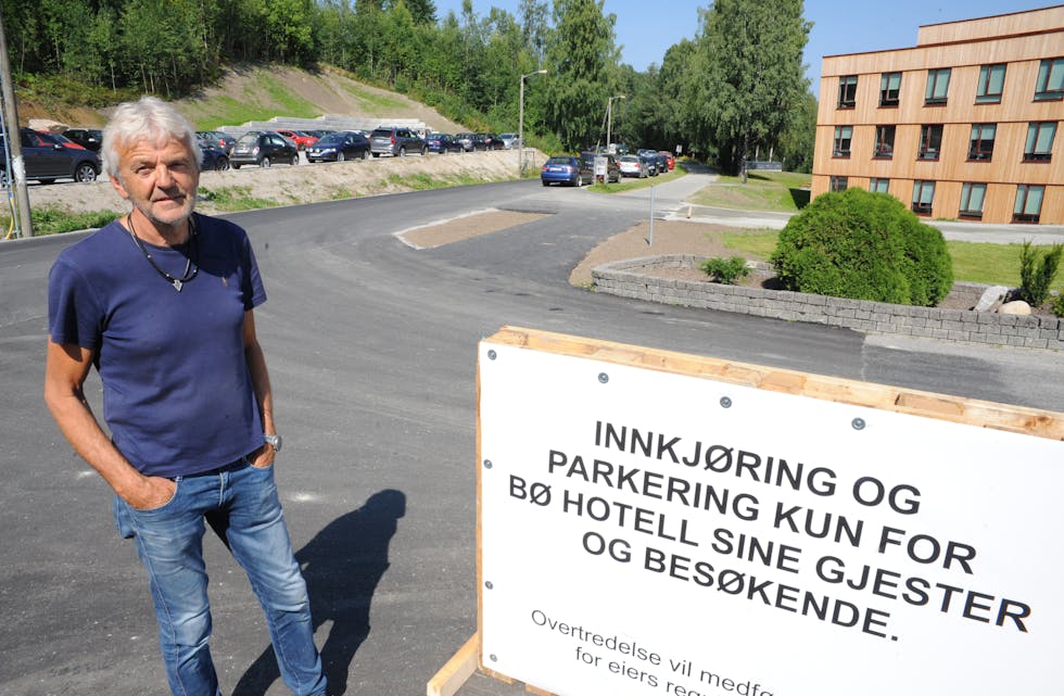 VARSLAR BORTTAUING: Helge Solberg på Bø hotell varslar ved innkøyringa til hotellet at bilar som ikkje høyrer heime på hotellets parkering vil bli taua vekk.