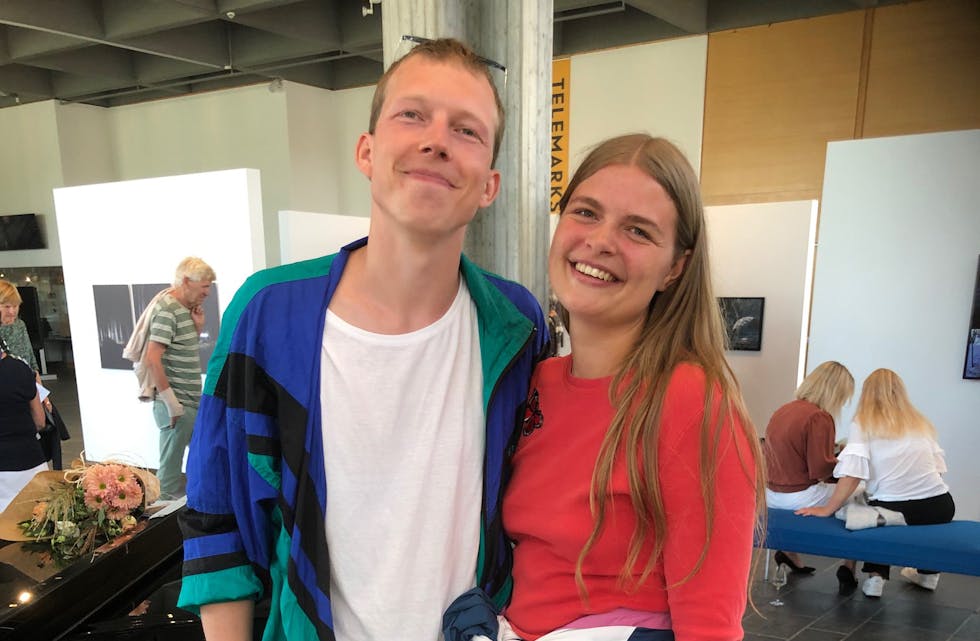 UTSTILLINGSOPNING: Jon Vogt Engeland saman med kona Mina Weider under opninga av Telemarksutstillingen 2020 i Ibsenhuset.  Foto: Privat