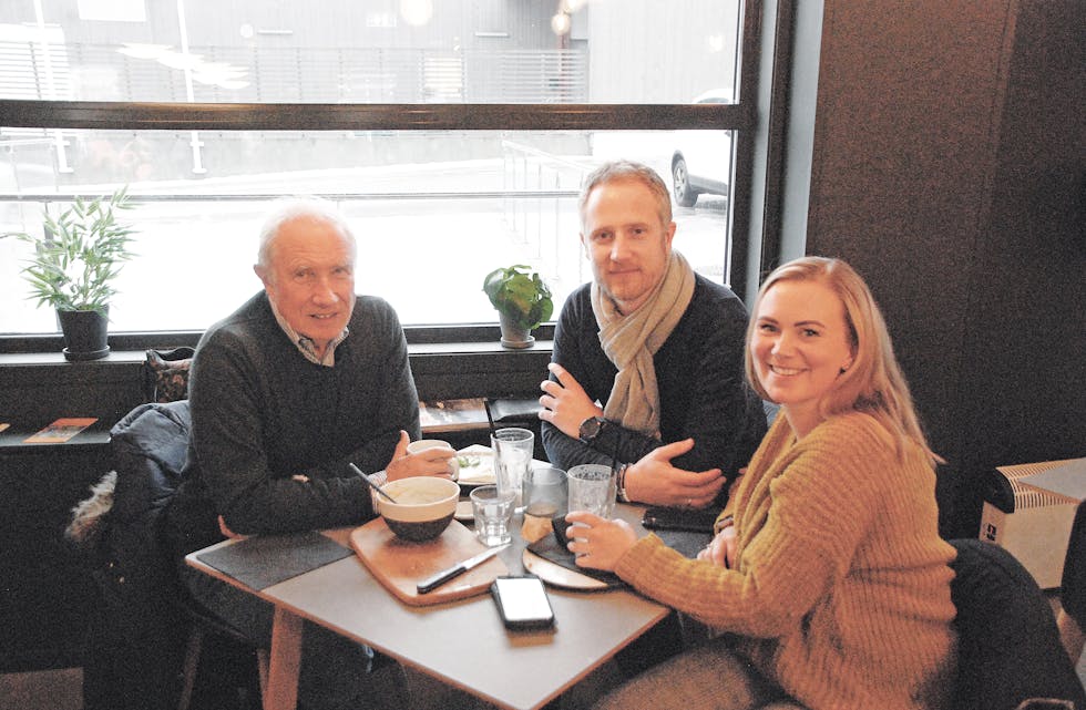 PÅ HUSLY: Ine Miland (t.h.) på kafe saman med mannen Per Olav Miland og svigerfar Per Marheim Isaksen (t.v.).