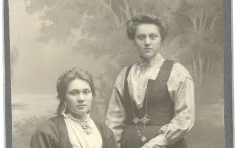 HELGA OG HILBORG: Det er interessant å lesa skulestilane til systrene Helga (f.v.) og Hilborg Gunheim, der dei beskriv utstillinga på Gvarv i 1896.
