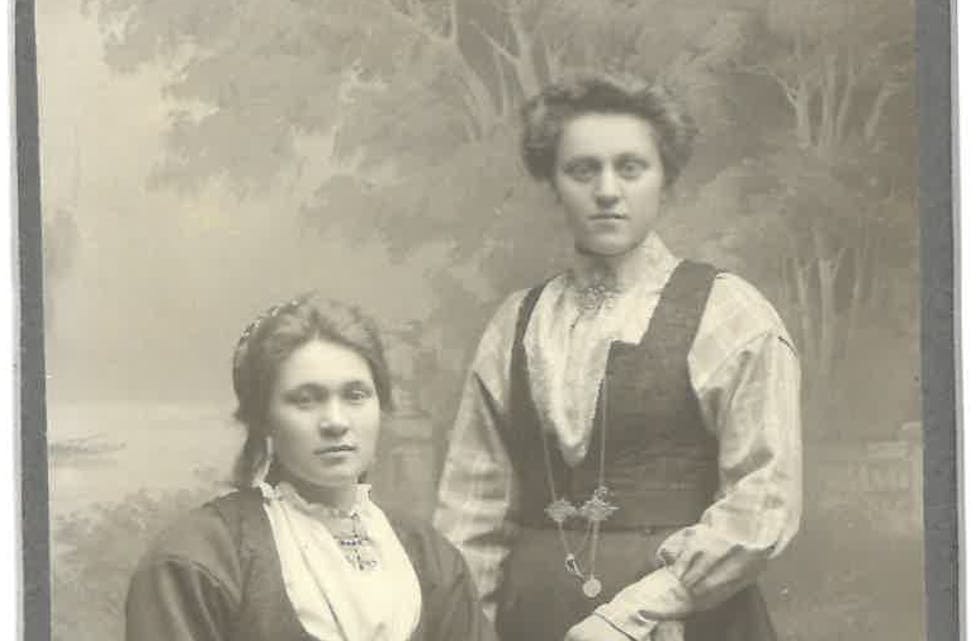 HELGA OG HILBORG: Det er interessant å lesa skulestilane til systrene Helga (f.v.) og Hilborg Gunheim, der dei beskriv utstillinga på Gvarv i 1896.