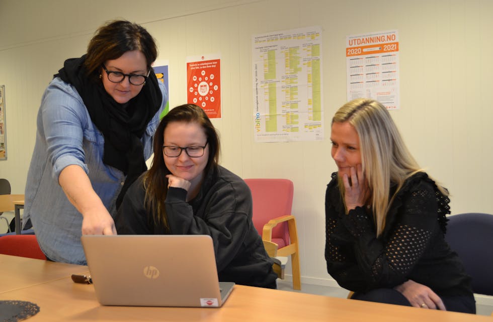 FÅR HJELP. Nav-prosjektet «Back to school» har suksess, og elev Marthe Nykås (midten) rosar lærar Beate Herregården (t.v.) og Helen Løvskeid Skaret frå Nav.