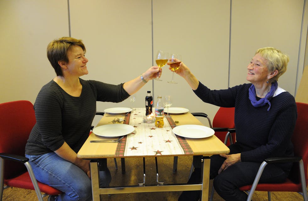 ULEMIDDAG: Elisabeth Haugen (f.v.) og Anne Lise Gunnerud skålar i brus for at mange har lyst til å møtast på Bø Frivilligsentral fyrste juledag. Tilbodet er nytt i år.