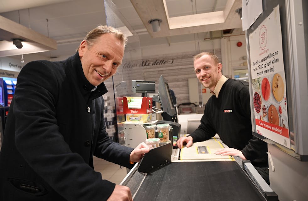 TAKKAR FOR EKSTRA INNSATS: Butikkeigar Kjell Aage Verpe (t.v.) og butikksjef Marius André Brudal i kassa på Spar Bø.