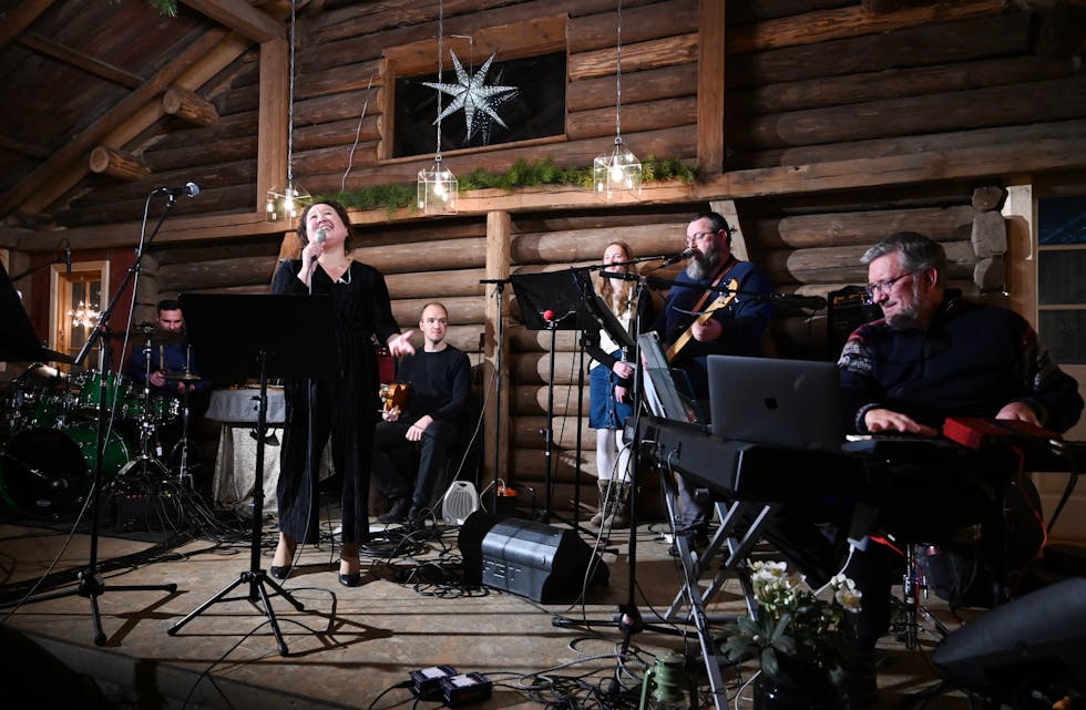 Litt rocka. I låta «I pray on Christmas» var det Knut Eirik Hult og Mona Julianah Skru-verud som drog lasset på vokal. Her var det både groove og meir rockefot. Foto: Øystein Akselberg