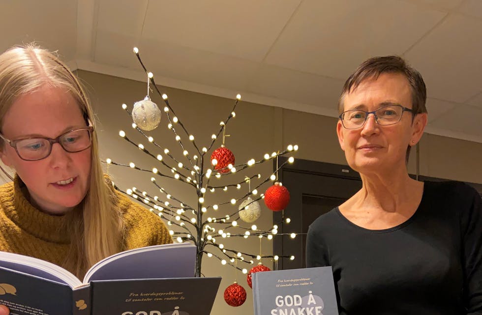 NY BOK: Rådgjevar Stine Sætre Risanger (f.v.) og leiar Melle Aakenes i Kirkens SOS Telemark med den nye boka «God å snakke med».