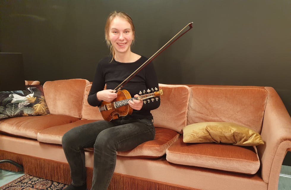 GLAD PRISMOTTAKAR. Hardingfeleutøvar Sunniva Langås-Røiland  (16) fekk fredag kveld utdelt Heidi Løvlunds minnepris.