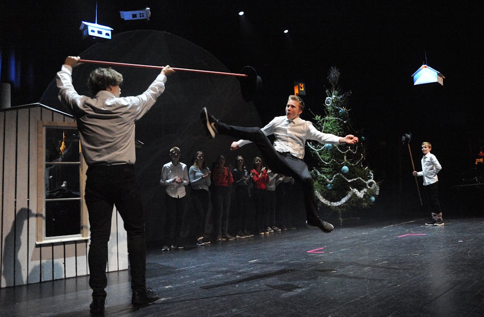 DANSEN GÅR: Dei unge folkedansarane i Bø og på Evju er tilbake på dansegulvet. Bildet er frå juleshowet i 2020.