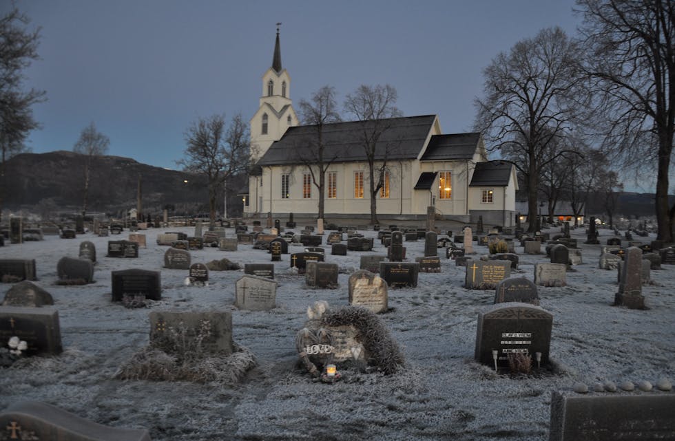 Bøhaugen Bø kyrkje gamlekyrkja vinter blått lys rim frost vinterstemning monument gravsteinar minnelund utsikt bø sentrum