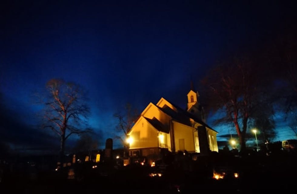BESØKER GRAVENE: Ei ny undersøking viser at mange besøker ei grav i løpet av desember. Her ein julaftan ved Bø kyrkje.