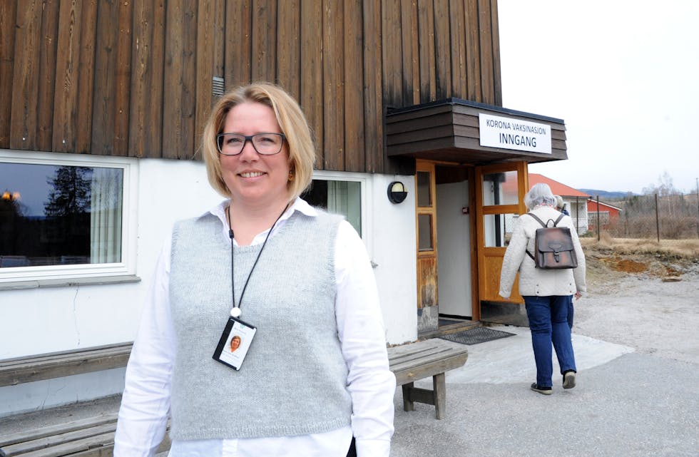 VAKSINESTASJONEN: Vaksinekoordinator Linda Vala Bråthen ved Sandvin, der det nå er vaksinering av midt-telemarkingar i alderen 65 til 74 år.