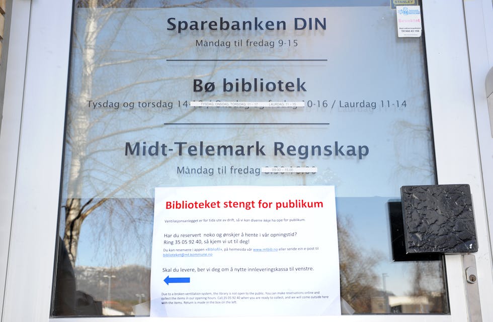 STENGT: Lappen på døra fortel kvifor folkebiblioteket i Midt-Telemark nå er stengt.