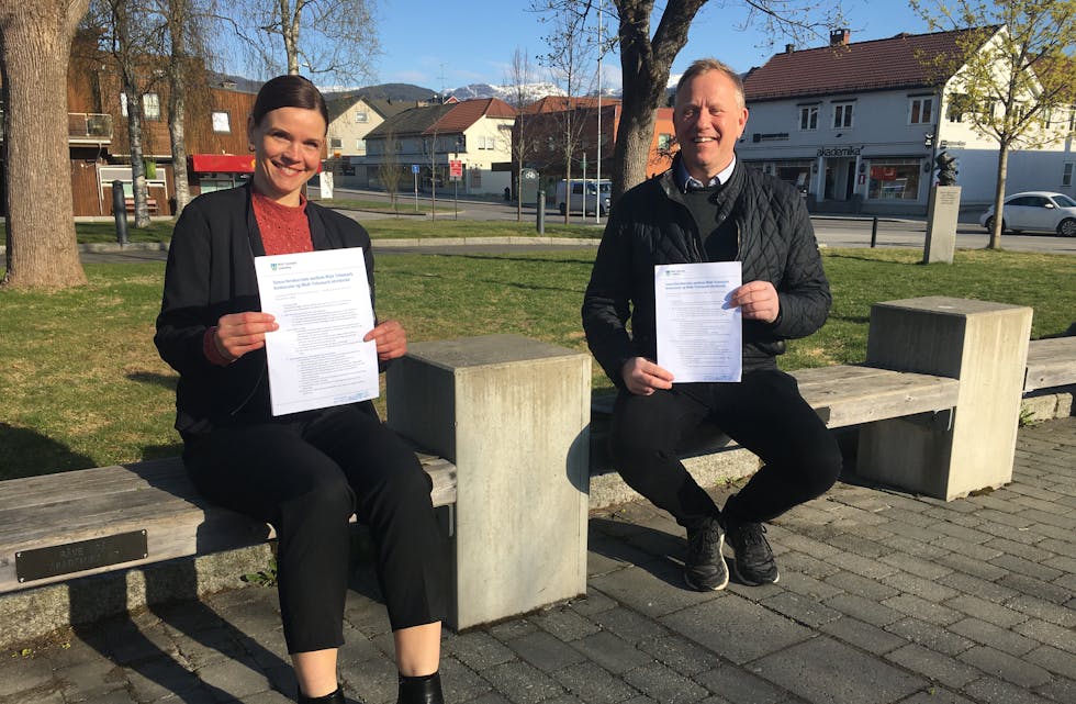 SIGNERTE AVTALE: Fredag 7. mai blei samarbeidsavtalen mellom Midt-Telemark idrettsråd og Midt-Telemark kommune signert av leiar for idrettsrådet Asle Aase og ordførar Siri Blichfeldt Dyrland.