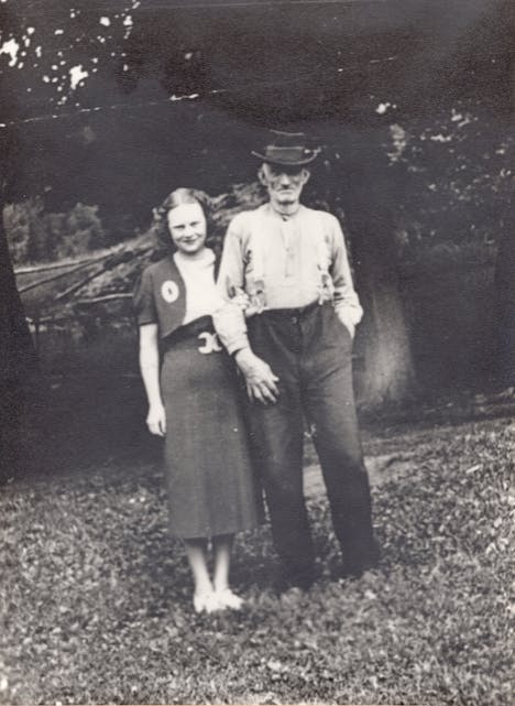 Gunder ”Bipa” Brekke saman med barnebarnet Agnes som er på besøk frå Amerika. 
Foto utlånt av Gro B. Røiland