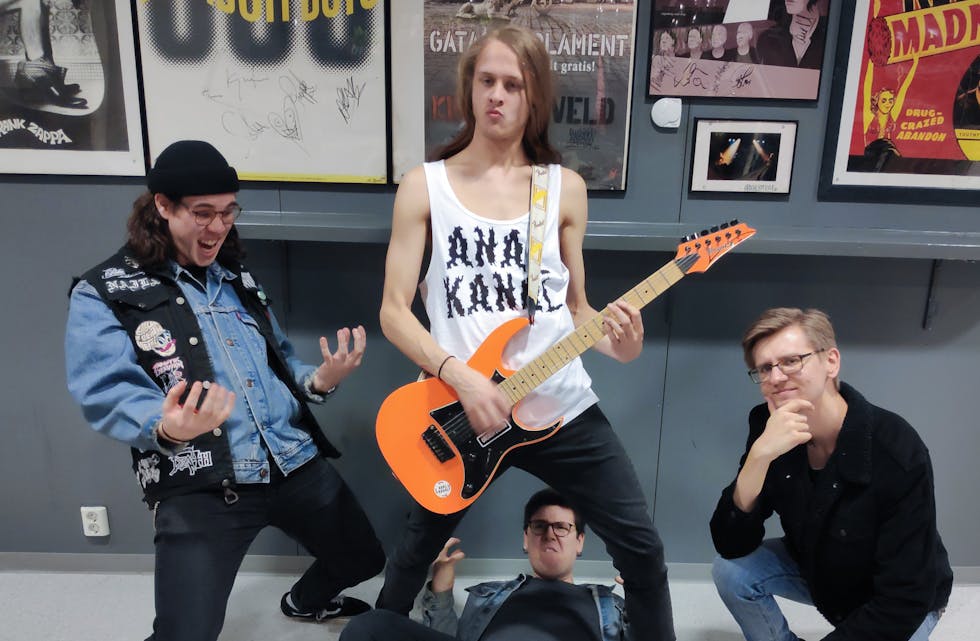 ANAL KANAL: Andreas Bjørke Sollien, Jon Anders Krogh          Eggen (med gitar), Andri Fannar Arnarson og Fredrik Oliver Lauritsen Kjølner.