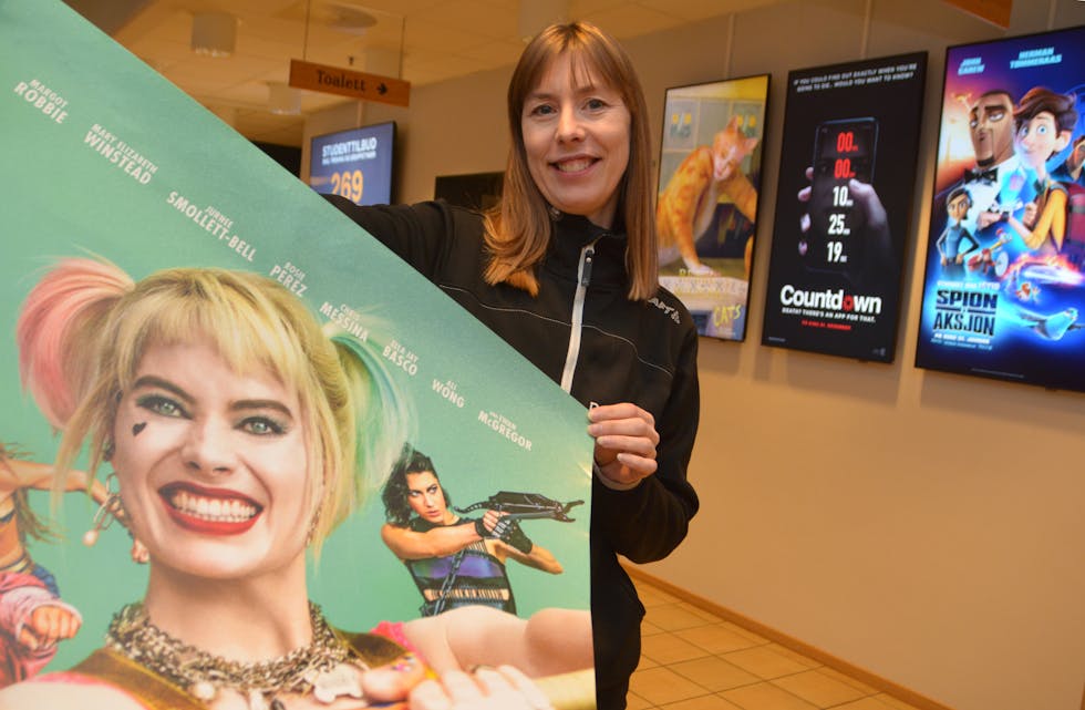 MARGOT OG ANITA: Kinosjef Anita Kristensen ved Bø kino har tru på at kinoåret 2020 skal bli bra. Allereie 7. februar kan kinopublikummet sjå stjerna Margot Robbie i filmen «Birds of Prey».